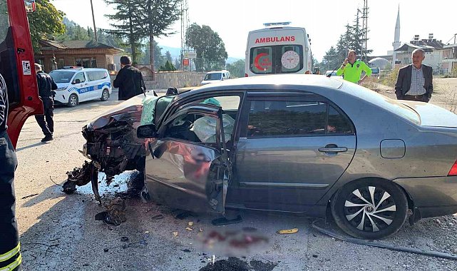 Beton direğe çarpan otomobil hurdaya döndü: 1 yaralı