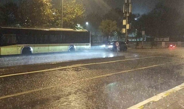 Beykoz'da sağanak yağış yolları göle çevirdi