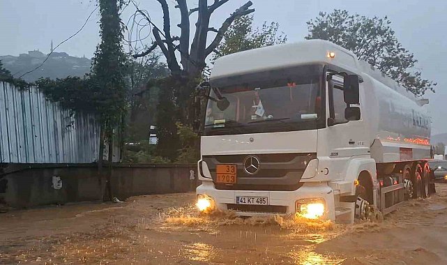 Beykoz'da şiddetli yağışta asfalt parçalandı: Çamurlu suya batan araçlar güçlükle ilerledi