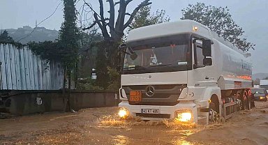 Beykoz'da şiddetli yağışta asfalt parçalandı: Çamurlu suya batan araçlar güçlükle ilerledi