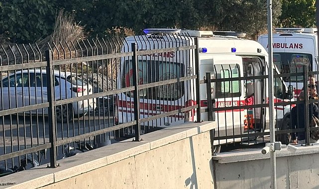 Beylikdüzü'nde lise önünde 2 öğrenciye çarpan araç kaçtı