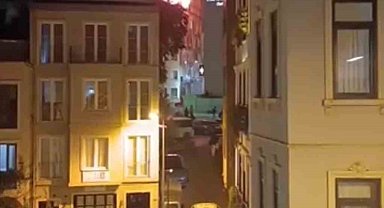 Beyoğlu'nda 6 katlı binanın çatısında korkutan yangın