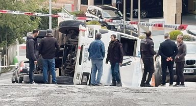 Beyoğlu'nda kontrolden çıkan kamyon yan yattı