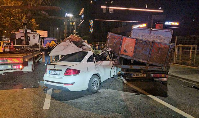 Beyoğlu'nda makas atan alkollü sürücü kamyonun altına girdi: 3 yaralı