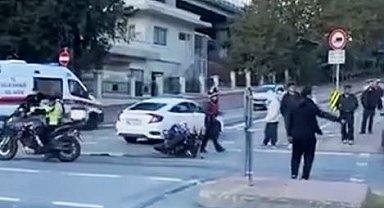 Beyoğlu'nda otomobil motosikletle çarpıştı: 1 yaralı