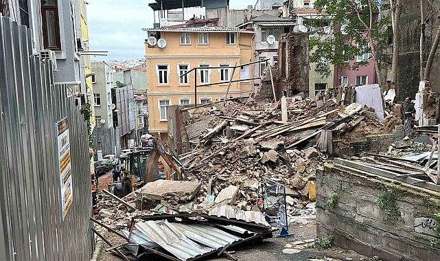 Beyoğlu'nda yerle bir olan bina havadan görüntülendi