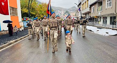 Beytüşşebap'ta minik çocuk yağmurlu havada askerlerin kortejine eşlik etti