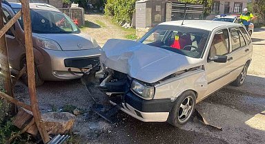 Bilecik'te otomobil elektrik direğine çarptı: 1 yaralı