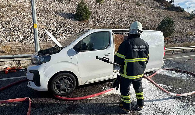 Bilecik'te seyir halindeki ticari araç alev aldı