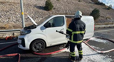 Bilecik'te seyir halindeki ticari araç alev aldı