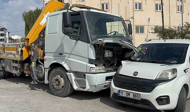 Bilecik'te vinç ile hafif ticari araç çarpıştı: 1 yaralı
