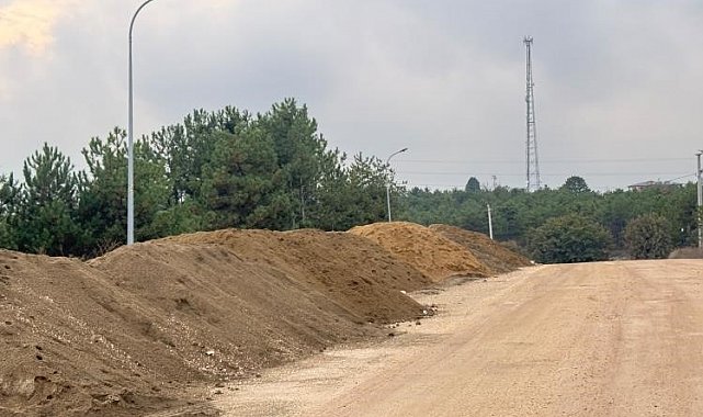Bilecik'te yol kenarına dökülen kumlar tehlike saçıyor