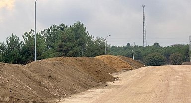 Bilecik'te yol kenarına dökülen kumlar tehlike saçıyor