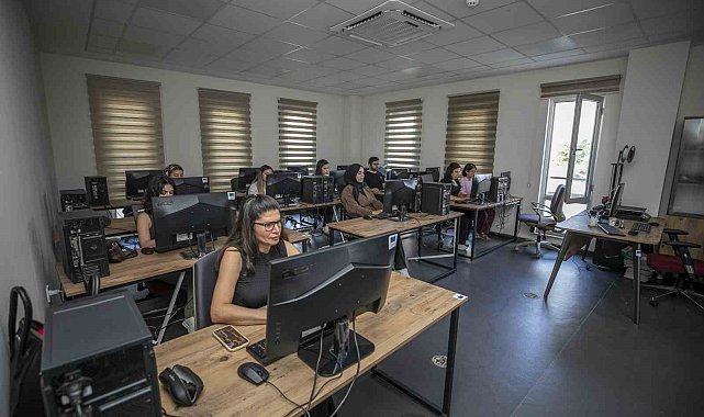 Bilgisayar eğitimiyle istihdama hazırlanıyorlar