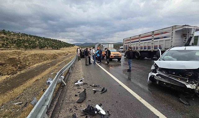 Bingöl'de hafif ticari araç bariyere çarptı: 1 yaralı