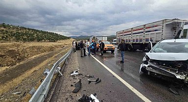 Bingöl'de hafif ticari araç bariyere çarptı: 1 yaralı
