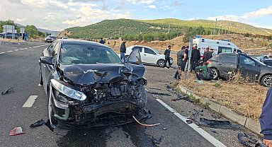 Bingöl'de iki otomobil çarpıştı: 3 yaralı