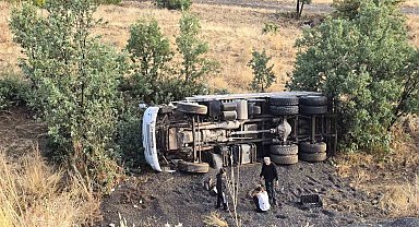 Bingöl'de kamyon devrildi: Sürücü ağır yaralandı