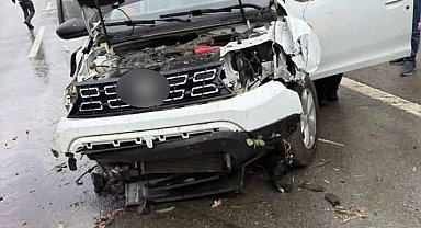 Bingöl'de otomobil ağaca çarptı: 2 yaralı