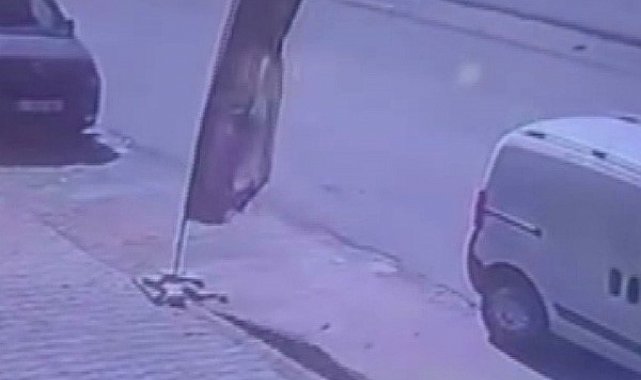 Binmek için kapısını açtığı otomobil, çarpmayla yerinden fırladı: O anlar kamerada