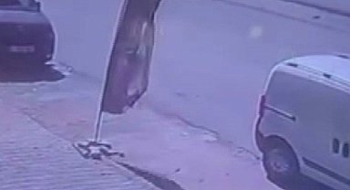 Binmek için kapısını açtığı otomobil, çarpmayla yerinden fırladı: O anlar kamerada