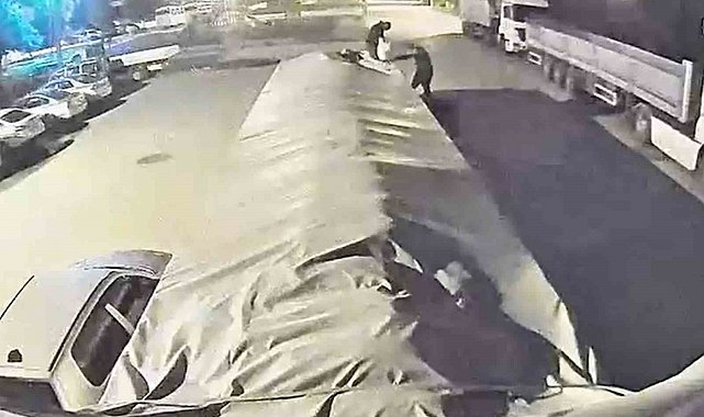 Bir ton şekeri mopede doldurup çaldılar