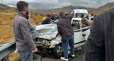 Bitlis'te otomobiller çarpıştı: 5 yaralı