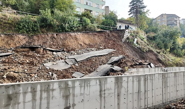 Bitlis'te yol yağışlara dayanamadı