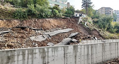 Bitlis'te yol yağışlara dayanamadı