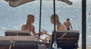 Bodrum'da sıcak havayı gören denize akın etti