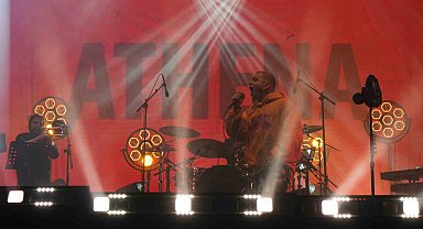 Bolu'da Athena 15 bini aşkın öğrenciye konser verdi