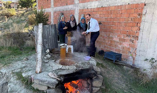 Bolu'da kaymakam ve köylüler birlikte pekmez kaynattı