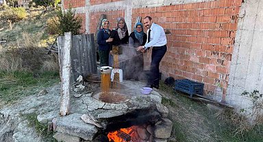 Bolu'da kaymakam ve köylüler birlikte pekmez kaynattı