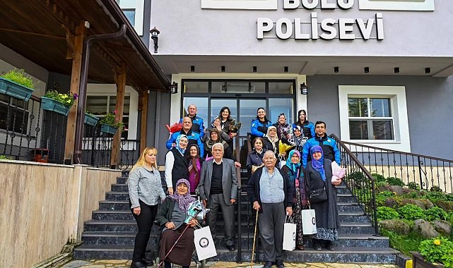 Bolu'da polis eşleri yaşlılarla bir araya geldi