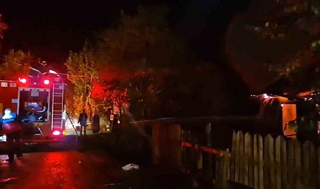 Bolu'da üzerine yıldırım düşen ev alev alev yandı