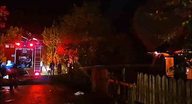 Bolu'da üzerine yıldırım düşen ev alev alev yandı