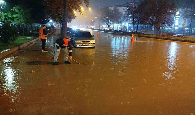Boyabat'ta her yağmurda aynı çile: Sürücüler ve yayalar zor anlar yaşadı