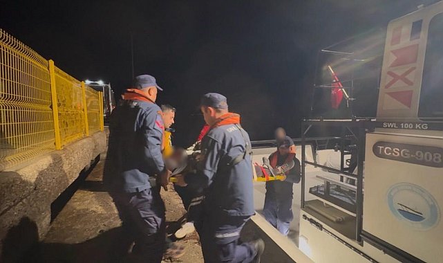Bozcaada'da trafik kazası geçiren yaralının tıbbi tahliyesi Sahil Güvenlik ekiplerince gerçekleştirildi
