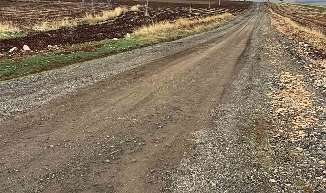 Bozuk köy yolu sürücülerin tepkisine neden oluyor