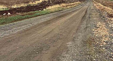 Bozuk köy yolu sürücülerin tepkisine neden oluyor