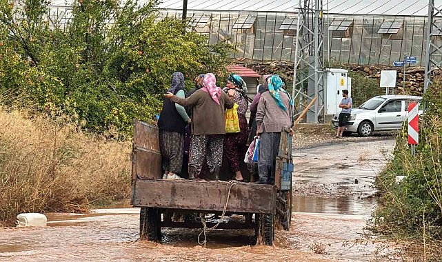Bozyazı'da sağanak yağış: Seralar ve iş yerleri sular altında kaldı
