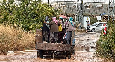 Bozyazı'da sağanak yağış: Seralar ve iş yerleri sular altında kaldı