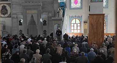 Bu camide cuma namazında engeller işaret diliyle aşılıyor