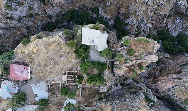 Bu evi gören bir daha bakıyor: Farklı kayalardaki ev ve bahçesine köprü ile ulaşım sağlanıyor