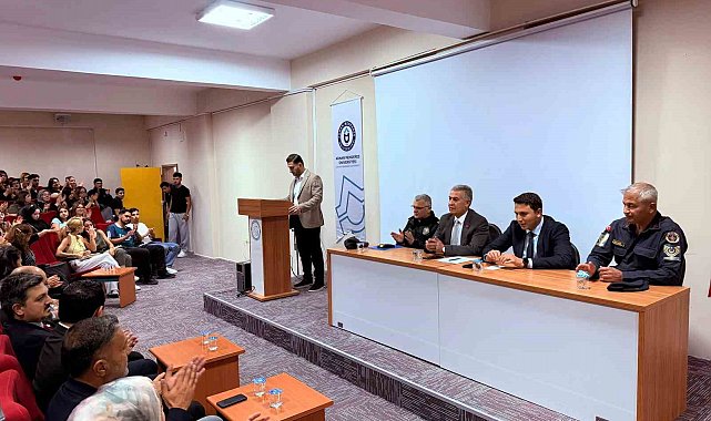 Buharkent'te üniversite öğrencileri yerel yönetimleri konuştu