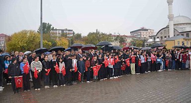 Bulanık'ta 200 metrelik Türk bayrağıyla yürüyüş düzenlendi
