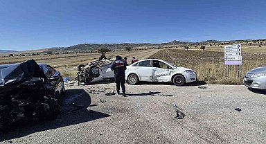 Burdur'da 3 aracın karıştığı kazada 1 kişi hayatını kaybetti, 7 kişi yaralandı