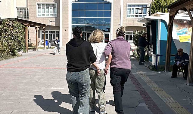 Burdur'da araçların önüne atlayıp polise saldırmaya çalışan kadın adliyeye sevk edildi