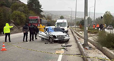 Burdur'da bariyerlere çarpan otomobil takla attı: 1 ölü, 4 yaralı
