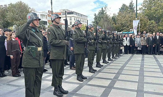 Burdur'da Cumhuriyet'in kuruluşunun 103. yılı çelenk sunma töreni ile başladı